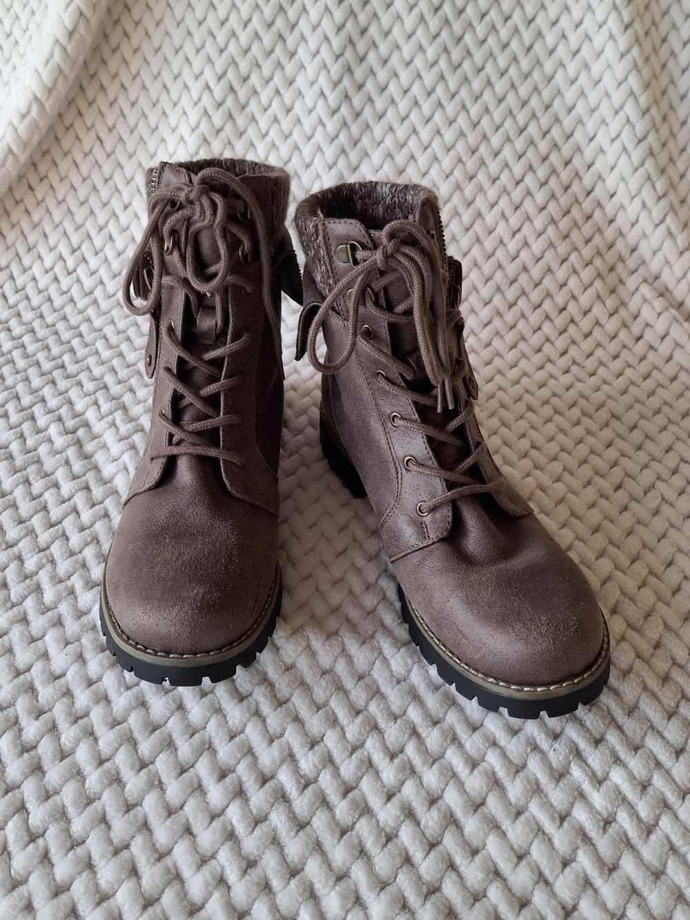 Women's Cliff by White Mountain Pembroke Brown Ankle Boots.
Size: 9.